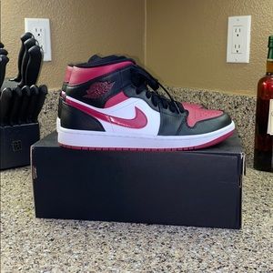 Jordan 1 black/noble red white